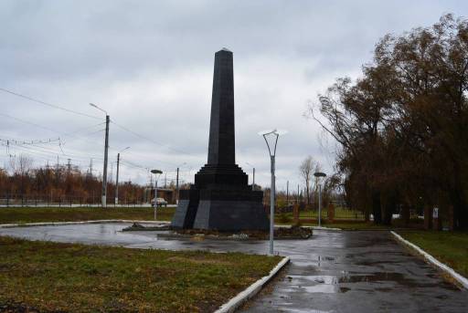 Монумент павшим бойцам отряда Кадомцева под Новокуйбышевском